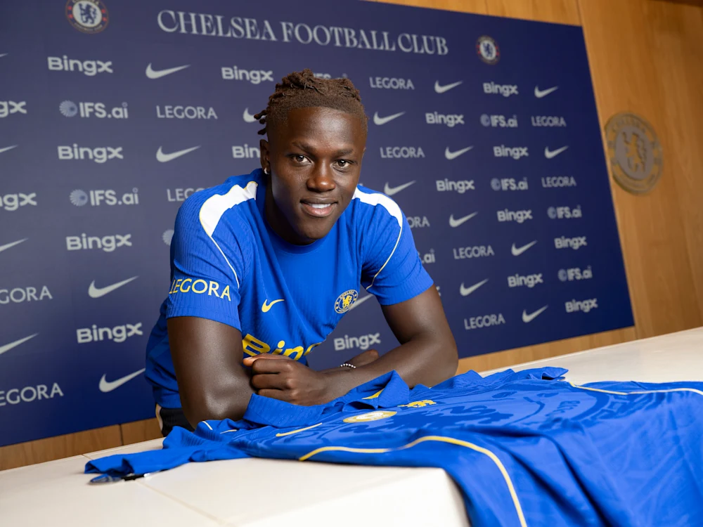 Geovany Quenda wearing a Chelsea shirt during his arrival at the club