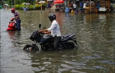 Flooded road in Ogun State as government issues fresh flood alert.