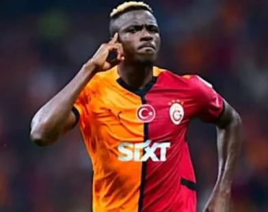 Victor Osimhen of Galatasaray prepares for the Champions League match against Barcelona